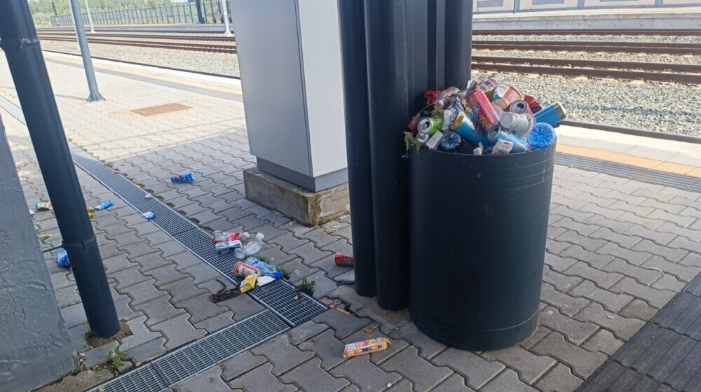 Nova železnička stanica u Sremskim Karlovcima pretvorena u ruglo: Čistačica dala otkaz jer je nisu plaćali, toaleti neupotrebljivi, smeće raznosi vetar (VIDEO) 1