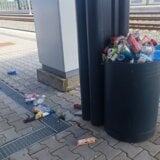 Nova železnička stanica u Sremskim Karlovcima pretvorena u ruglo: Čistačica dala otkaz jer je nisu plaćali, toaleti neupotrebljivi, smeće raznosi vetar (VIDEO) 1
