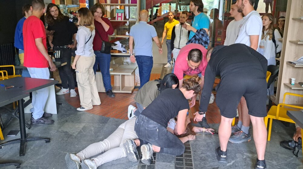 Izbori za Studentski parlament Filozofskog fakulteta ponovo prekinuti: Bilo guranja, udaranja i šamaranja, jednu studentkinju odvezla Hitna pomoć 1