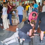 Izbori za Studentski parlament Filozofskog fakulteta ponovo prekinuti: Bilo guranja, udaranja i šamaranja, jednu studentkinju odvezla Hitna pomoć 1