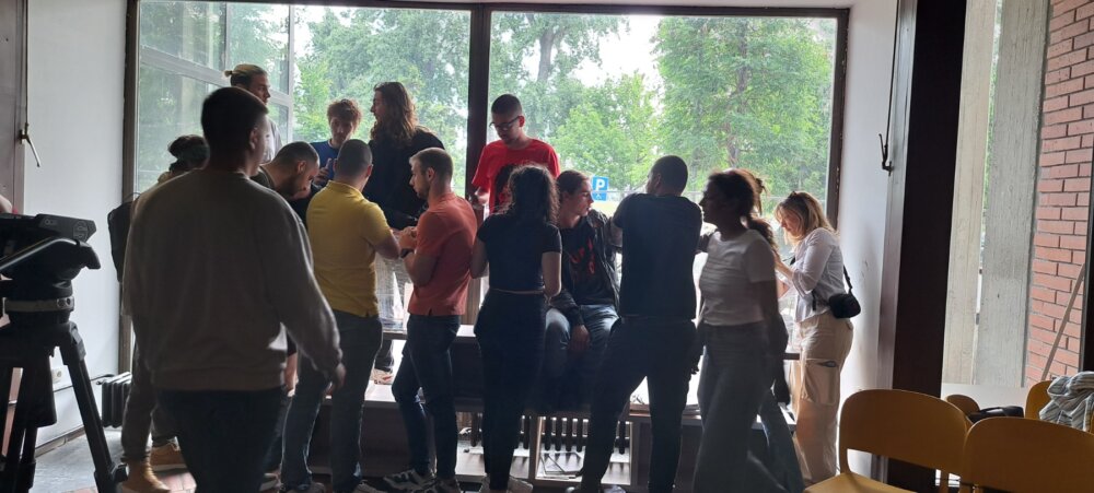 Izbori za Studentski parlament Filozofskog fakulteta ponovo prekinuti: Bilo guranja, udaranja i šamaranja, jednu studentkinju odvezla Hitna pomoć 2 Izbori za Studentski parlament Filozofskog fakulteta ponovo prekinuti: Bilo guranja, udaranja i šamaranja, jednu studentkinju odvezla Hitna pomoć 2