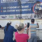 Kandidati za odbornike liste "Zrenjanin protiv nasilja" okrečili uništenu kuću: "Zajedno možemo da pobedimo, vratićemo pristojnost u Zrenjanin" 2