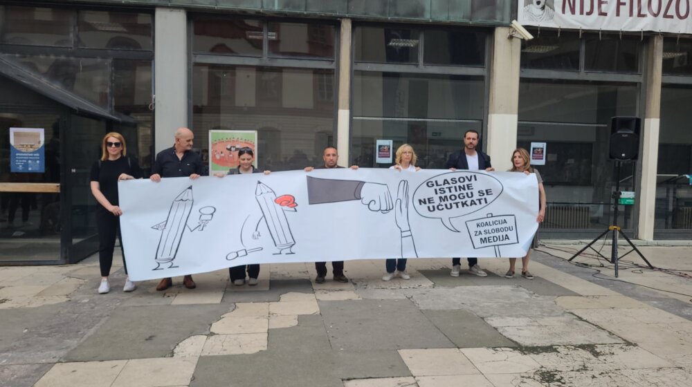 Skup podrške napadnutom novinaru Vuku Cvijiću na platou ispred Filozofskog fakulteta: "Nasilje dolazi sa vrha vlasti, oni ga promovišu i legitimišu" 1