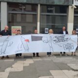 Skup podrške napadnutom novinaru Vuku Cvijiću na platou ispred Filozofskog fakulteta: "Nasilje dolazi sa vrha vlasti, oni ga promovišu i legitimišu" 5