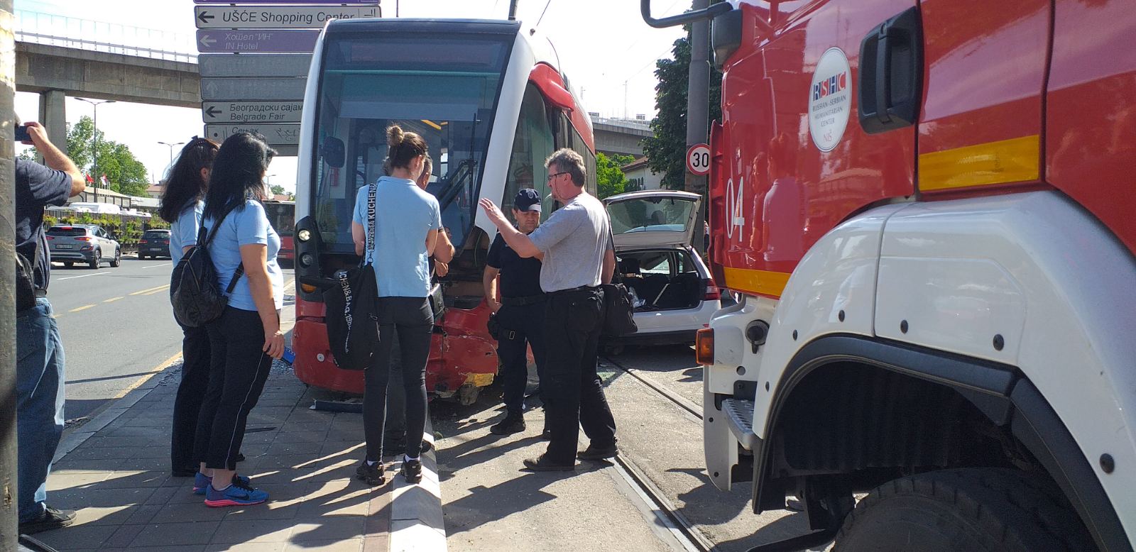 Sudar tramvaja i automobila u Bulevaru vojvode Mišića: Jedna osoba prevezena u Urgentni centar 2