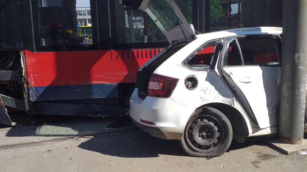 Sudar tramvaja i automobila u Bulevaru vojvode Mišića: Jedna osoba prevezena u Urgentni centar 1