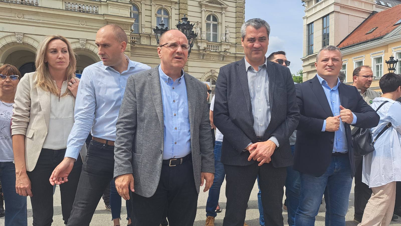 "Ova koalicija nije sastavljena da bi učestvovala na izborima nego na njima pobedila": Opozicija predstavila listu "Udruženi za slobodan Novi Sad" 2