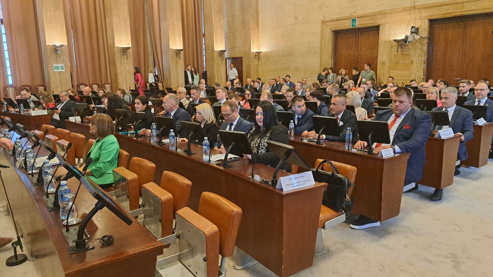 Maja Gojković izabrana za prvu predsednicu Vlade Vojvodine u istoriji: Opozicija bojkotovala sednicu jer nisu predstavljeni članovi Pokrajinske vlade 3