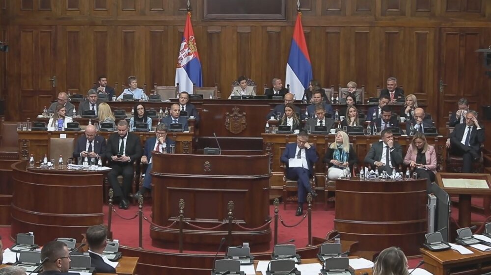 Poslanici i budući ministri proveli Prvi maj u Skupštini, manji incident izazvao Novaković, ujutru nastavak (FOTO/VIDEO) 11