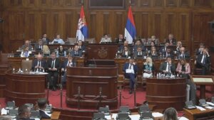 Poslanici i budući ministri proveli Prvi maj u Skupštini, manji incident izazvao Novaković, ujutru nastavak sednice (FOTO/VIDEO)