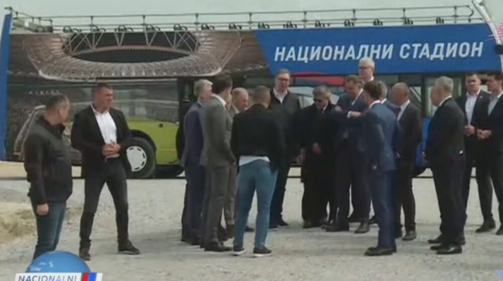 Zaglavio se autobus, a Vučić objasnio Piksiju: "Teški smo Dragane!" 11