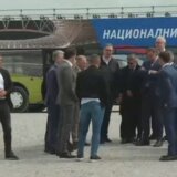 Zaglavio se autobus, a Vučić obilazio objasnio Piksiju: "Teški smo Dragane!" 9