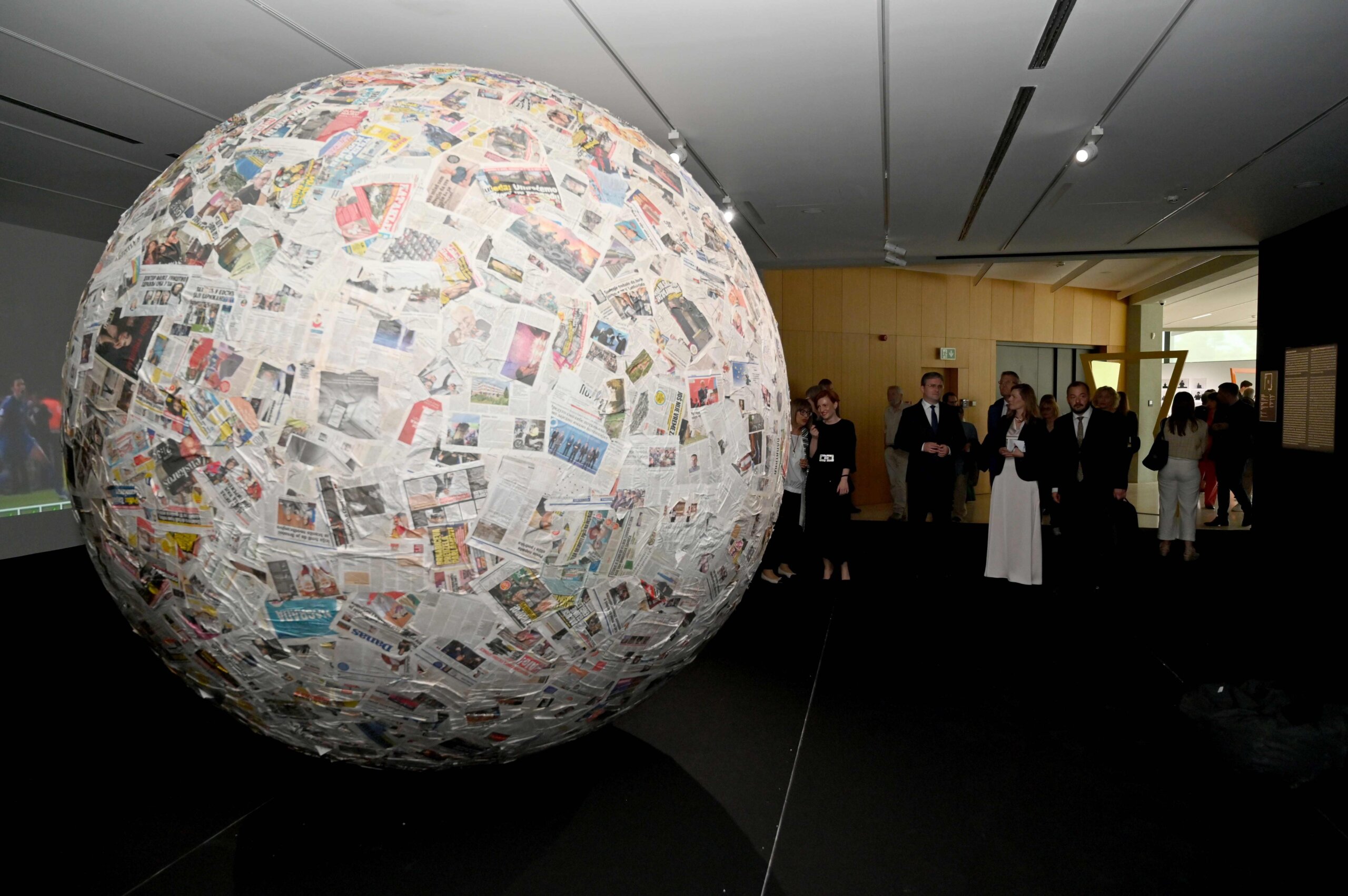 Preventivni mir u Muzeju savremene umetnosti u Beogradu: Prva samostalna izložba u Srbiji čuvenog italijanskog umetnika Mikelanđela Pistolete 2