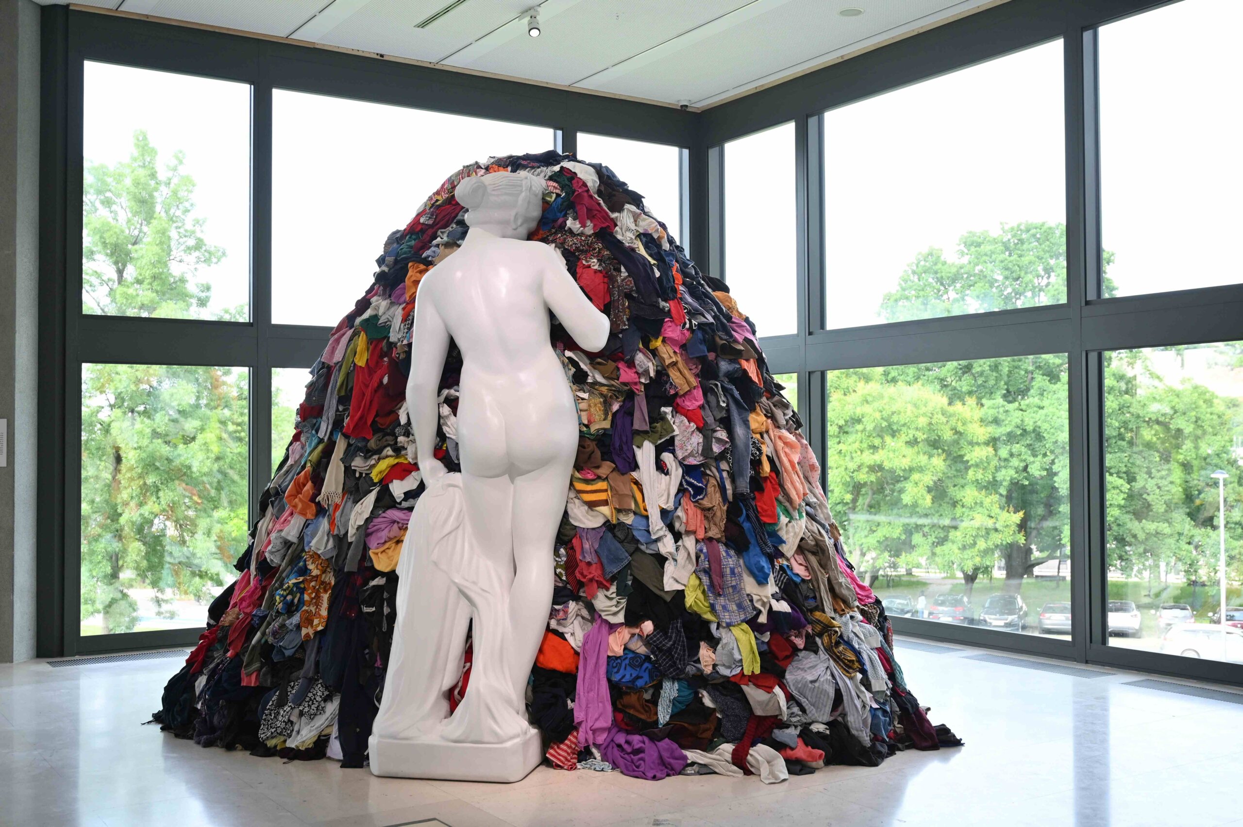 Preventivni mir u Muzeju savremene umetnosti u Beogradu: Prva samostalna izložba u Srbiji čuvenog italijanskog umetnika Mikelanđela Pistolete 3