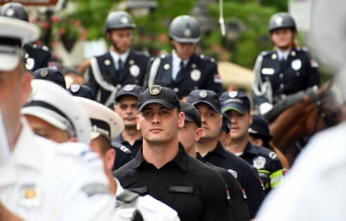 (FOTO) Svečani defile konjanika i Orkestra povodom Dana policije 8