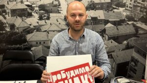 Opozicioni odbornik podržao protest u Čačku i gađanje jajima kartona sa Vučićevim likom 14