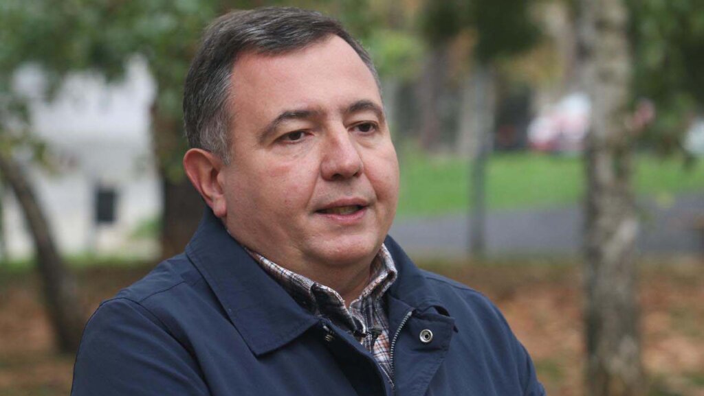 "Od sve moći, ostala mu je samo laž": Sagovornici Danasa o Vučićevoj objavi u kojoj sa terase Predsedništva pokazuje "divnu decu koja samo žele da uče" 3 Dragomir Anđelković