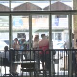 "Vandali i kriminalci isekli struju": Oglasio se SNS o kol centru u Novom Sadu 13