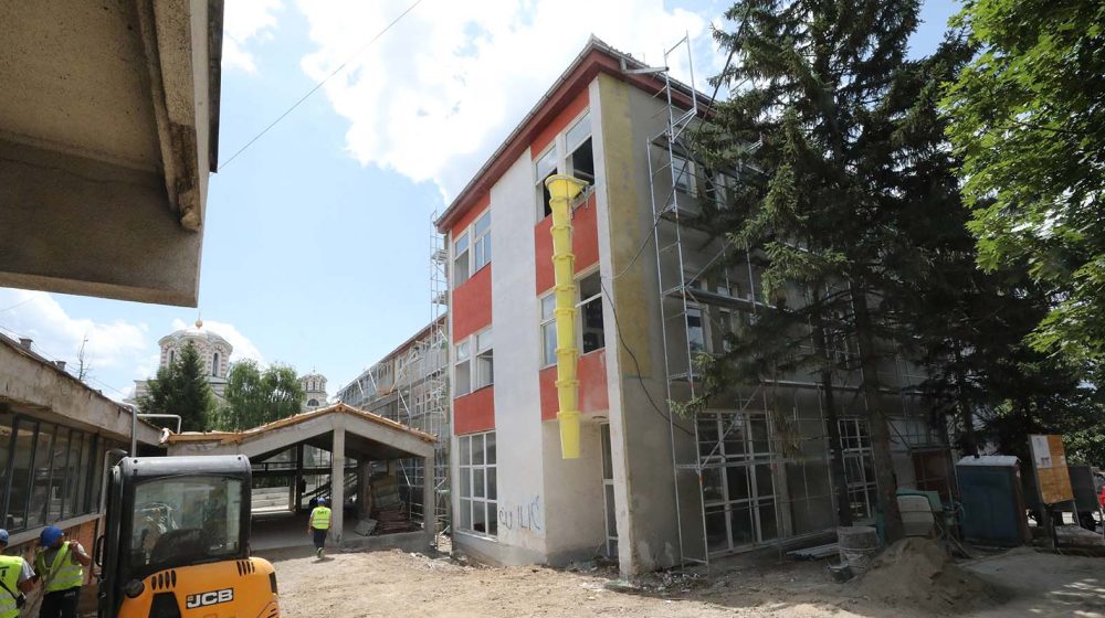 "Ovo moramo da radimo i u drugim mestima": Vučić na otvaranju rekonstruisane Gimnazije u Mladenovcu 1