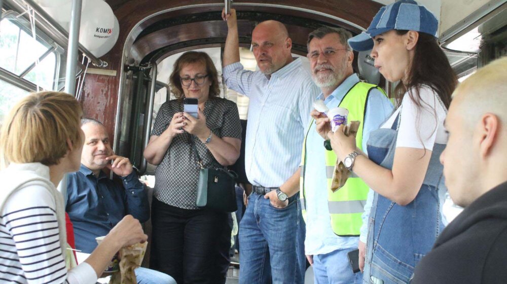 Portal Kompas organizovao vožnju krugom dvojke povodom svog prvog rođendana 1