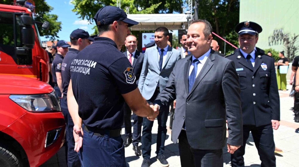Dačić mladim policajcima: Uniforma građanima znači sigurnost i poverenje 1