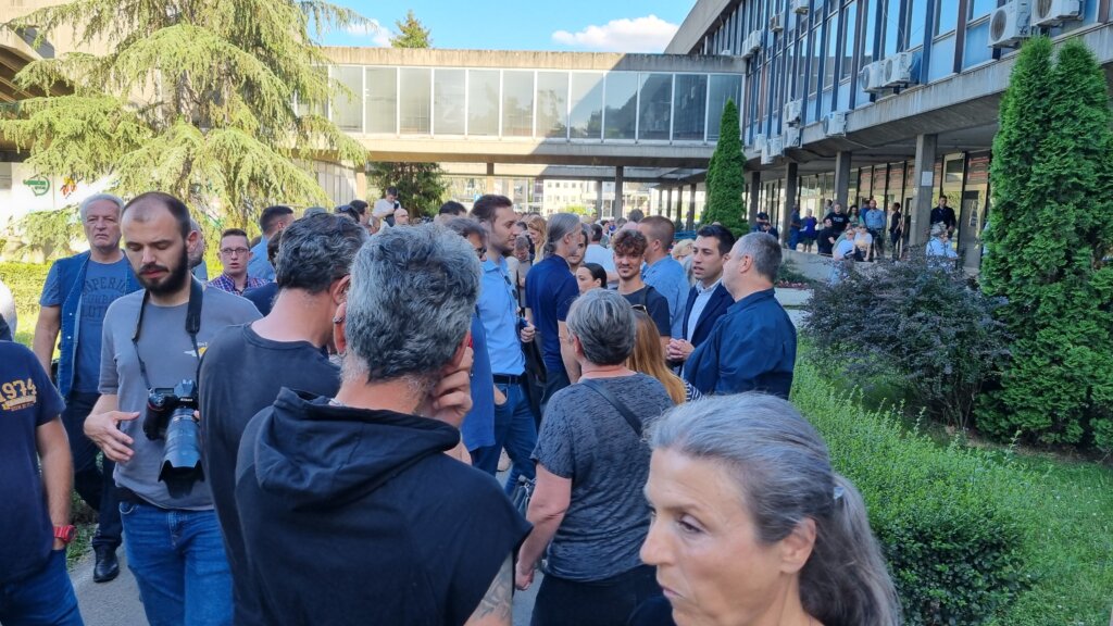 Protest ispred GO NBG zbog "prekrajanja izborne volje" na izborima: Građani pozvani da dođu i sutra ako se ne ispuni zahtev 3