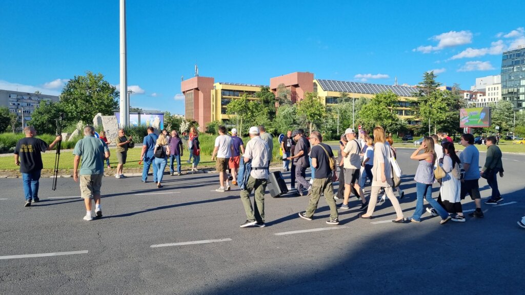 Protest ispred GO NBG zbog "prekrajanja izborne volje" na izborima: Građani pozvani da dođu i sutra ako se ne ispuni zahtev 5