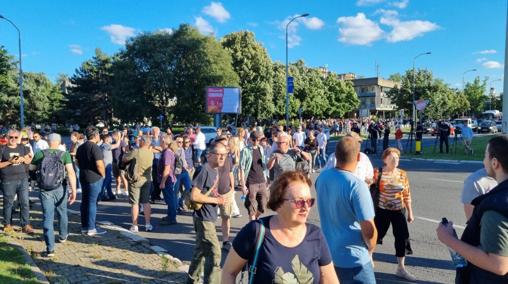 Protest ispred GO NBG zbog "prekrajanja izborne volje" na izborima: Građani pozvani da dođu i sutra ako se ne ispuni zahtev 1