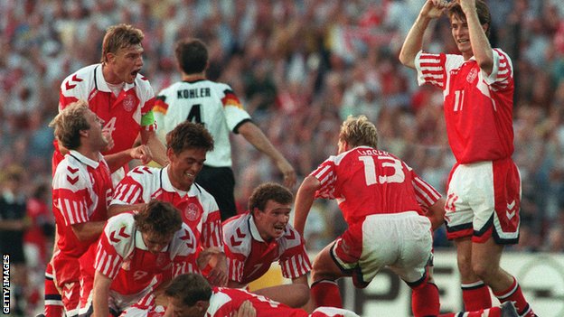 Evropsko prvenstvo u fudbalu 1992: Labudova pesma Jugoslavije u kvalifikacijama, danska epopeja na turniru 3 Denmark players celebrate winning Euro 1992