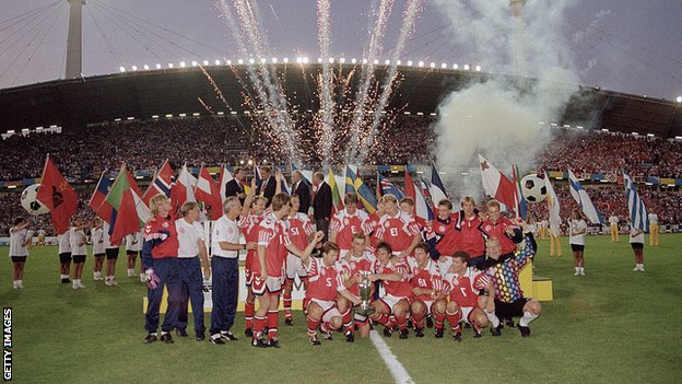 Evropsko prvenstvo u fudbalu 1992: Labudova pesma Jugoslavije u kvalifikacijama, danska epopeja na turniru 1 Denmark players celebrate winning Euro 1992