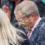 Napadnut Najdžel Faraž (VIDEO) 13