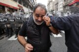 Protests in front of the Argentina senate as debate begins on President Milei reforms Haos na ulicama Buenos Airesa, Argentinci ustali protiv populističkog predsednika: "Naša zemlja nije na prodaju"(FOTO, VIDEO) 6