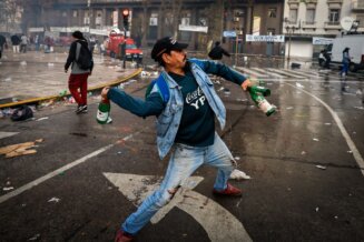 Protests in front of the Argentina senate as debate begins on President Milei reforms Haos na ulicama Buenos Airesa, Argentinci ustali protiv populističkog predsednika: "Naša zemlja nije na prodaju"(FOTO, VIDEO) 2