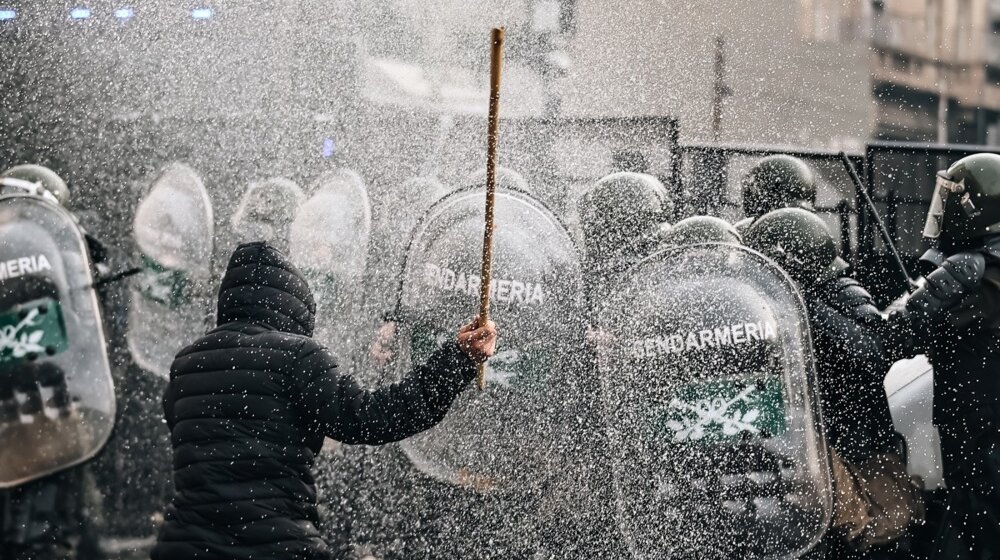 Haos na ulicama Buenos Airesa, Argentinci ustali protiv populističkog predsednika: "Naša zemlja nije na prodaju"(FOTO, VIDEO) 1
