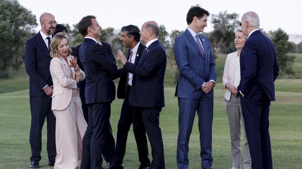 Društvne mreže "ulovile" zanimljive trenutke: Kako je izgledao susret Makrona i Meloni? 1