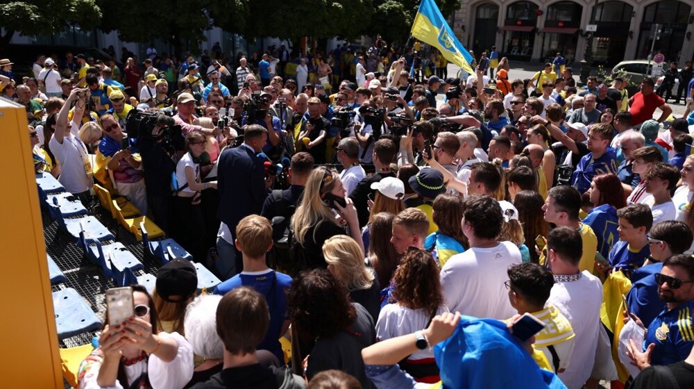 (FOTO) Deo tribine sa uništenog stadiona u Harkovu izložen u Minhenu 1