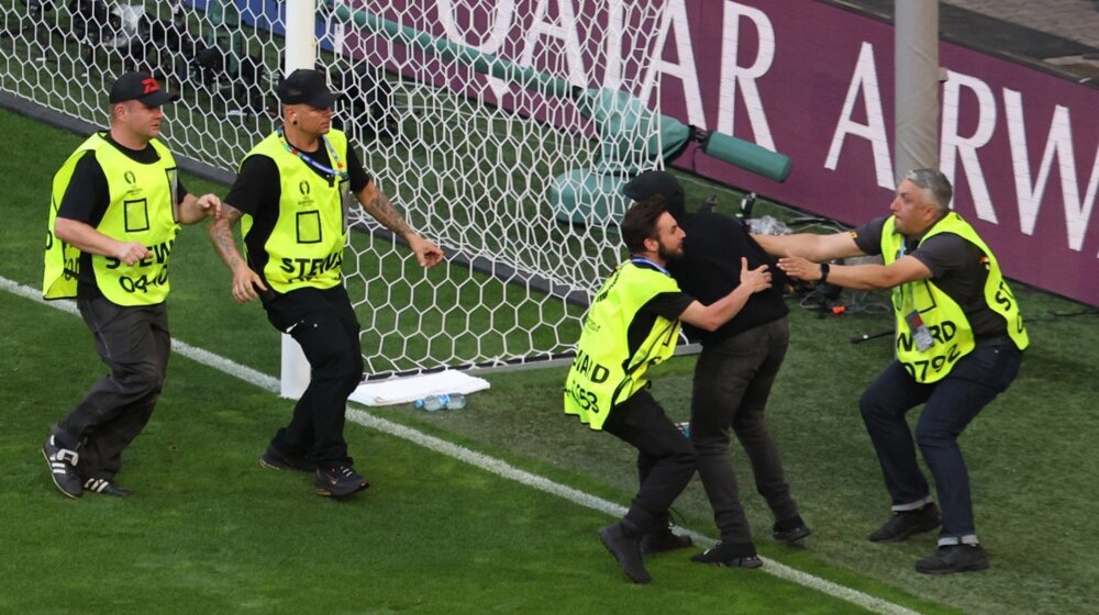 UEFA pojačava bezbednost na utakmicama na EP zbog upada navijača na teren 1