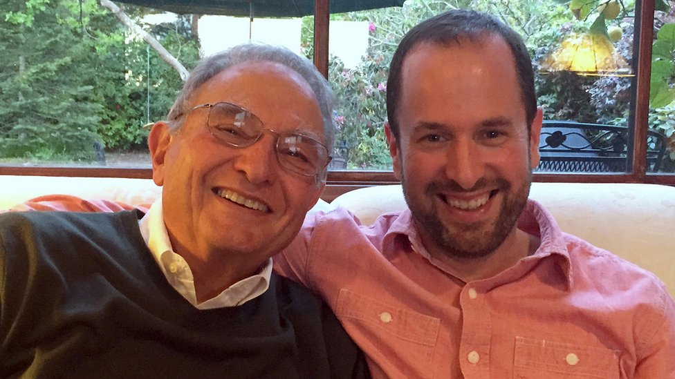 Tehnologija i veštačka inteligencija: Čovek koji je preminulog oca pretvorio u četbota 2 James Vlahos with his dad John