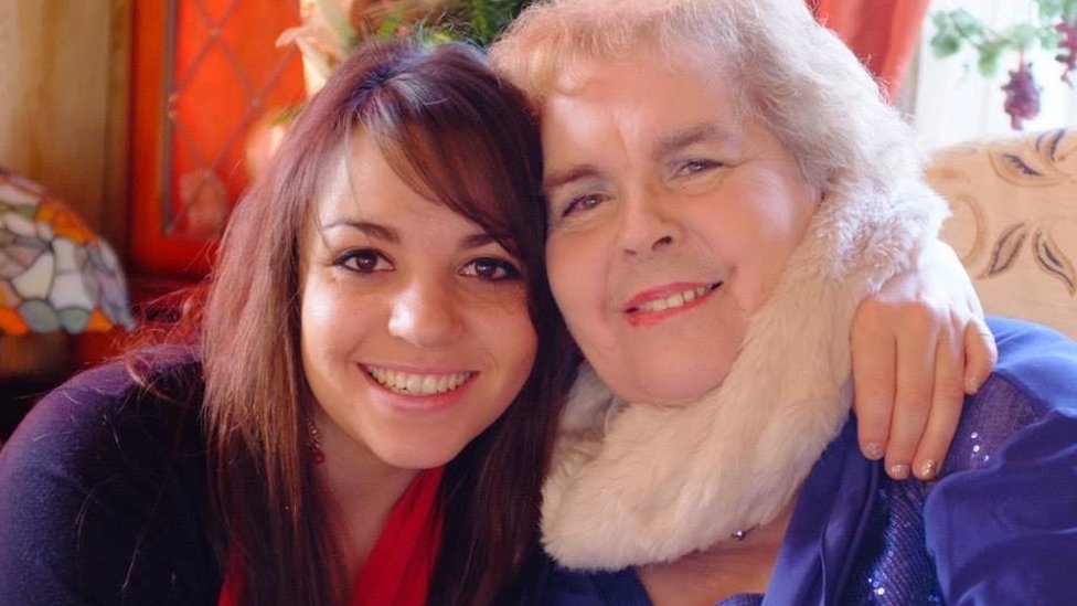 Tehnologija i veštačka inteligencija: Čovek koji je preminulog oca pretvorio u četbota 4 Vicky Wilson and her late grandmother