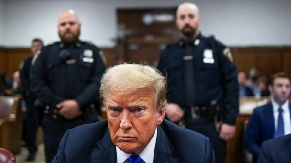Zašto SAD dozvoljavaju osuđenicima da se kandiduju za predsednika i ko je to već uradio 1 Former US President Donald Trump sits at the defendant's table inside the Manhattan Criminal Court in New York on 30 May 2024