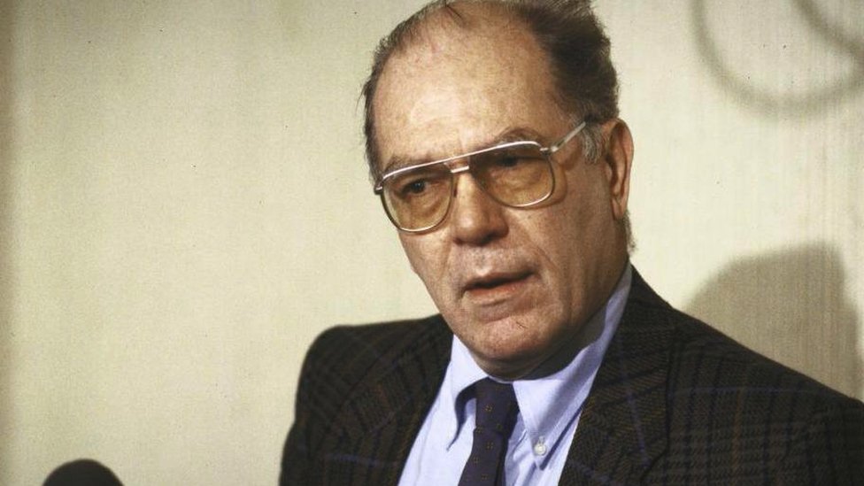 Zašto SAD dozvoljavaju osuđenicima da se kandiduju za predsednika i ko je to već uradio 3 Right-wing politician Lyndon H LaRouche speaking at a press conference in 1987
