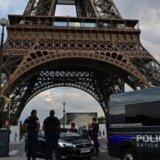 Francuska: Misteriozni kovčezi kod Ajfelove kule u Parizu, sumnja se na ruski rukopis 7