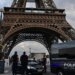 Francuska: Misteriozni kovčezi kod Ajfelove kule u Parizu, sumnja se na ruski rukopis 7