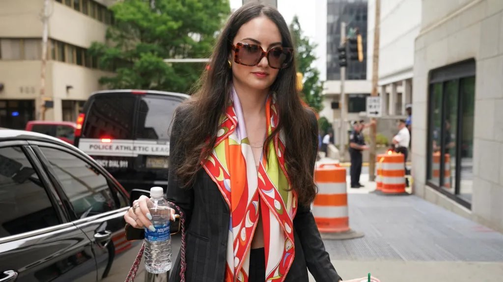 Suđenje sinu američkog predsednika Hanteru Bajdenu: „Našla sam mu pištolj, on me je i navukao na krek" 2 Zoi Kestan, bivša devojka Hantera Bajdena, napušta sud posle svedočenja