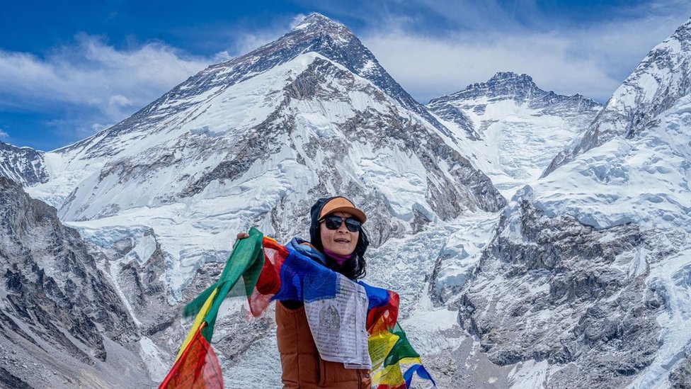 Pundžo Džangmu Lama: Najbrža žena koja je osvojila Mont Everest kaže da je „sve moguće" 5 Pundžo Džangmu Lama je postavila zastavu sa likom Bude na vrhu Mont Everesta
