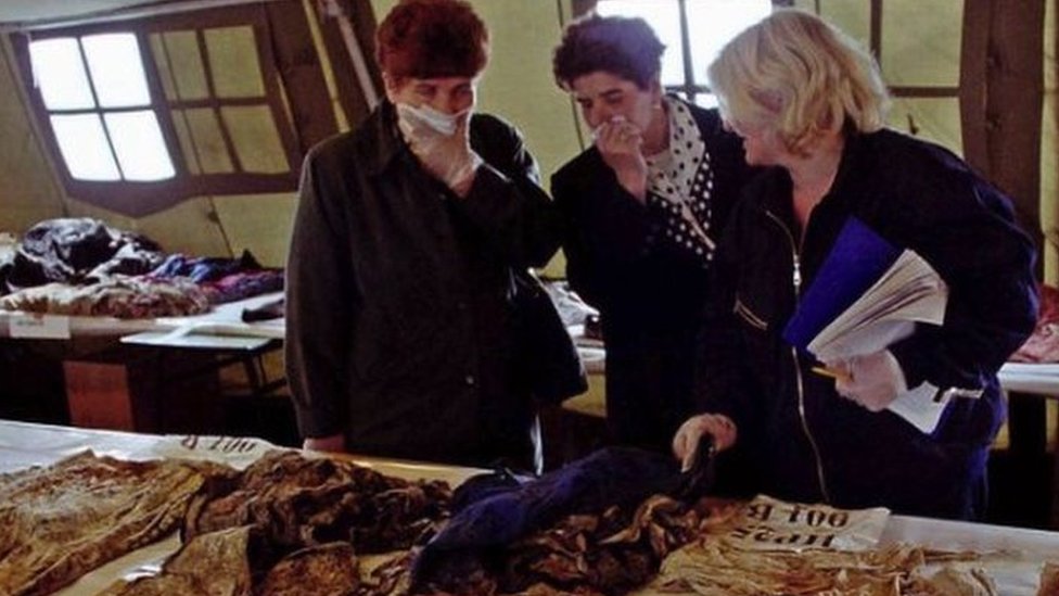 „Ni živ, ni mrtav": Žene sa Kosova već 25 godina tragaju za nestalima 7 In 2002, Serbian authorities exhibited personal belongings found in mass graves and invited families of missing Kosovo Serbs for identification