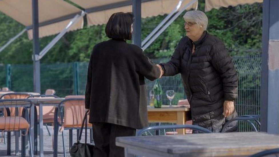 „Ni živ, ni mrtav": Žene sa Kosova već 25 godina tragaju za nestalima 10 Kujtime (right) and Dragica met for the first time to discuss how to best collaborate in their search efforts