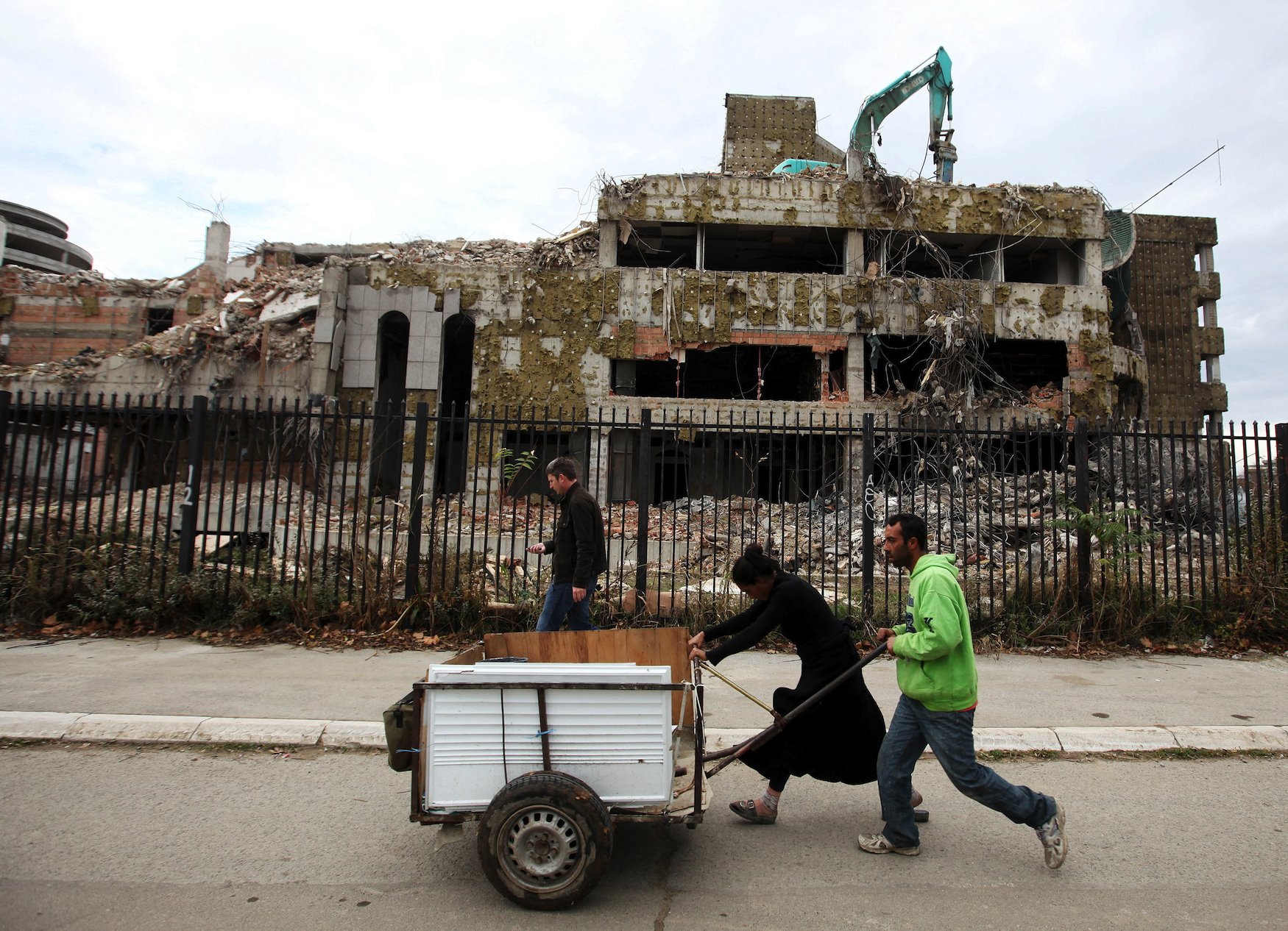 NATO bombardovanje 1999: Nove ili zapečaćene sudbine porušenih građevina 6 Zgrada kineske ambasade tokom rušenja novembra 2010.