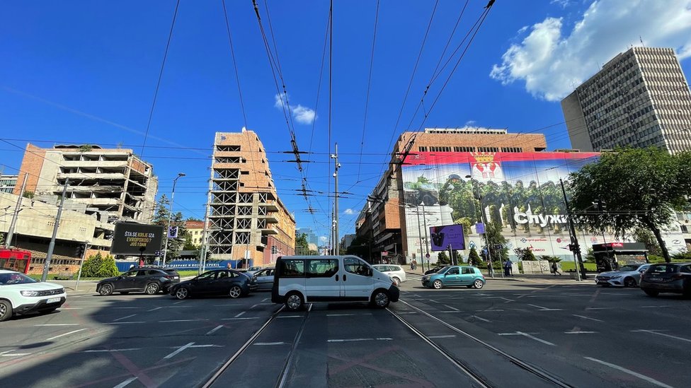 NATO bombardovanje 1999: Nove ili zapečaćene sudbine porušenih građevina 2 Levi deo kompleksa je Generalštab, a desna zgrada je Ministarstvo odbrane, dok se između pruža Nemanjina ulica