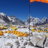 Mont Everest: Uklonjeno 11 tona otpada sa himalajskih vrhova 7